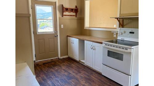 6195 & Lot 1 Cartwright Street, Wardner, BC - Indoor Photo Showing Kitchen
