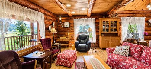8793 Colony Road, Wardner, BC - Indoor Photo Showing Living Room