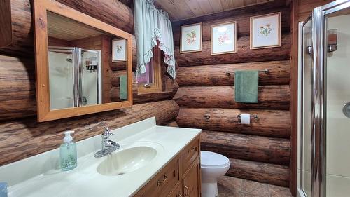 8793 Colony Road, Wardner, BC - Indoor Photo Showing Bathroom