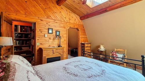 8793 Colony Road, Wardner, BC - Indoor Photo Showing Bedroom