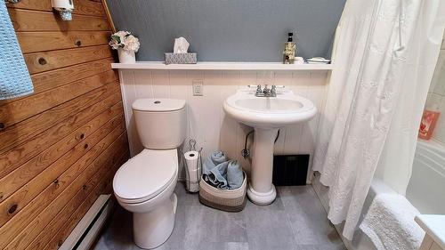 8793 Colony Road, Wardner, BC - Indoor Photo Showing Bathroom