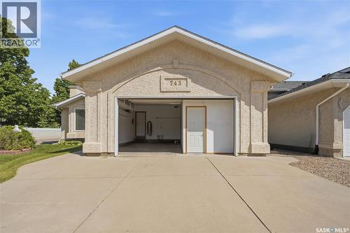 743 Pezer Court, Saskatoon, SK 