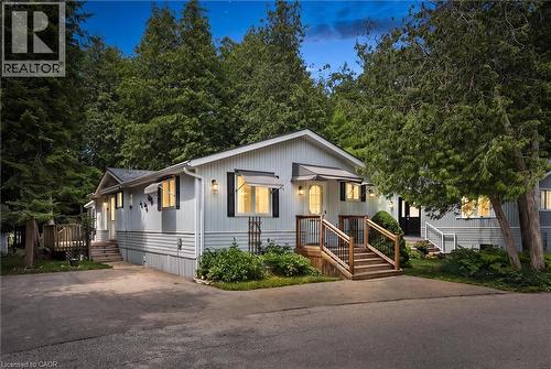4 SPRUCE Avenue  Puslinch, ON N1H 6H9