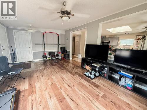 9805 E 98 Avenue, Taylor, BC - Indoor Photo Showing Living Room