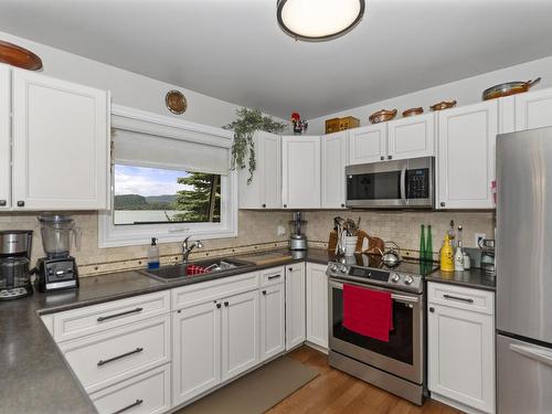 664 Memory Road, Neebing, ON - Indoor Photo Showing Kitchen With Double Sink