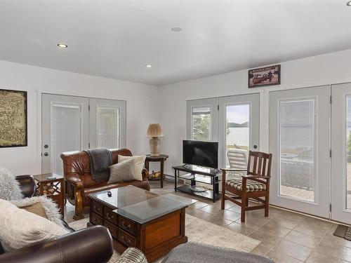 664 Memory Road, Neebing, ON - Indoor Photo Showing Living Room