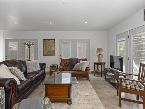 664 Memory Road, Neebing, ON - Indoor Photo Showing Living Room