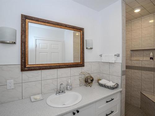 664 Memory Road, Neebing, ON - Indoor Photo Showing Bathroom