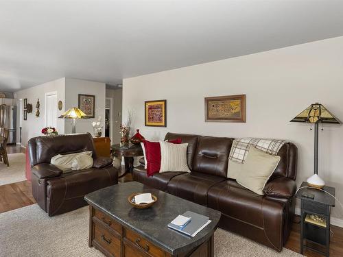 664 Memory Road, Neebing, ON - Indoor Photo Showing Living Room