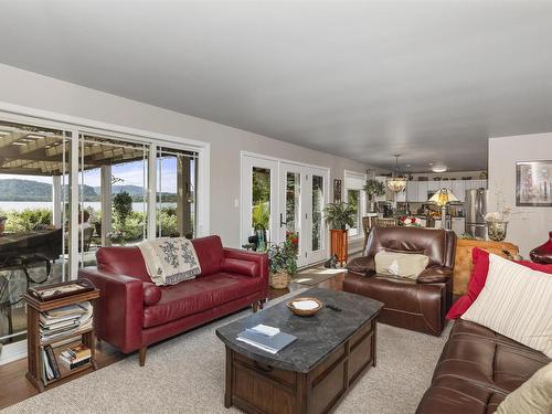 664 Memory Road, Neebing, ON - Indoor Photo Showing Living Room