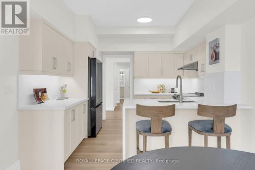 Kitchen + Breakfast Area - 1603 - 2111 Lake Shore Boulevard W, Toronto, ON 