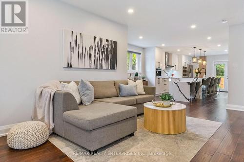 1829 Barsuda Drive, Mississauga, ON - Indoor Photo Showing Living Room