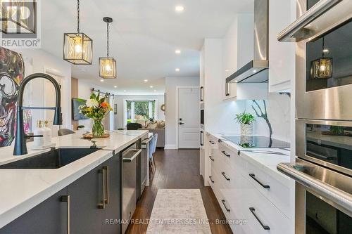 1829 Barsuda Drive, Mississauga, ON - Indoor Photo Showing Kitchen With Upgraded Kitchen
