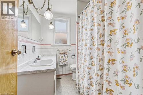 208 Glencarry Avenue, Hamilton, ON - Indoor Photo Showing Bathroom