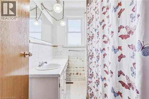 208 Glencarry Avenue, Hamilton, ON - Indoor Photo Showing Bathroom