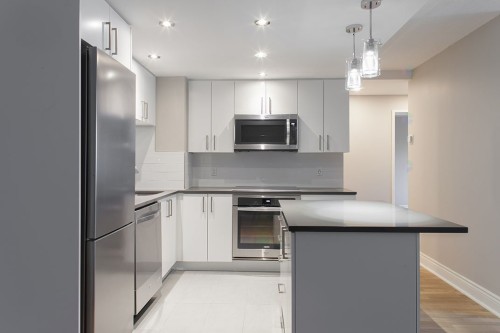 Cuisine - 702-4800 Boul. De Maisonneuve O., Westmount, QC - Indoor Photo Showing Kitchen With Upgraded Kitchen