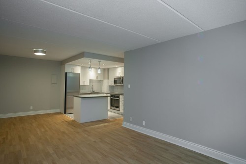 Salon - 702-4800 Boul. De Maisonneuve O., Westmount, QC - Indoor Photo Showing Kitchen