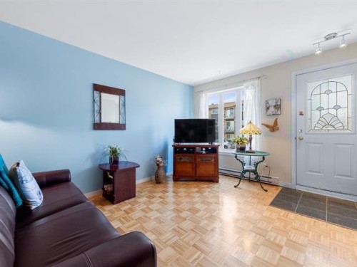 Living Room - 295Z Rue De Montmartre, Saint-Jean-Sur-Richelieu, QC - Indoor Photo Showing Living Room