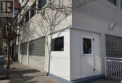 802 DUNDAS STREET W  Toronto, ON M6J 1V3