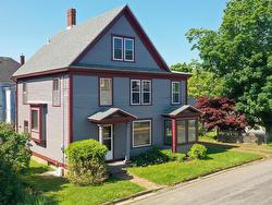 46 Fox Street Lunenburg, NS B0J 2C0