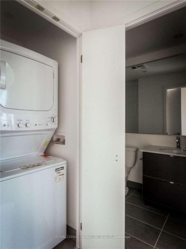 2712-170 Fort York Boulevard, Toronto, ON - Indoor Photo Showing Laundry Room