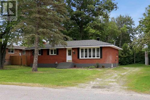 27 Northwood ST  Sault Ste. Marie, ON P6B 4M5