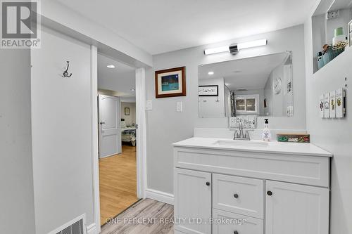 484 Mutual Street, Ottawa, ON - Indoor Photo Showing Bathroom