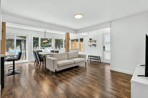 Salon - 781 Rue Blondin, Prévost, QC 