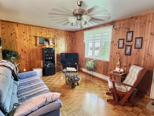 Salon - 22 7E Avenue, Champneuf, QC 