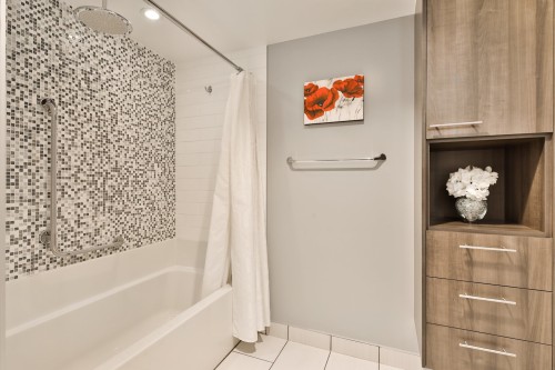Bathroom - 106-7060 Av. Giraud, Montréal (Anjou), QC - Indoor Photo Showing Bathroom