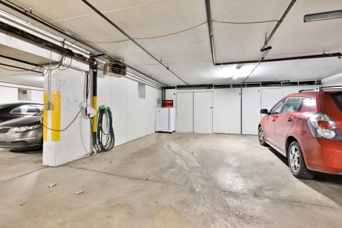 Garage - 106-7060 Av. Giraud, Montréal (Anjou), QC - Indoor Photo Showing Garage