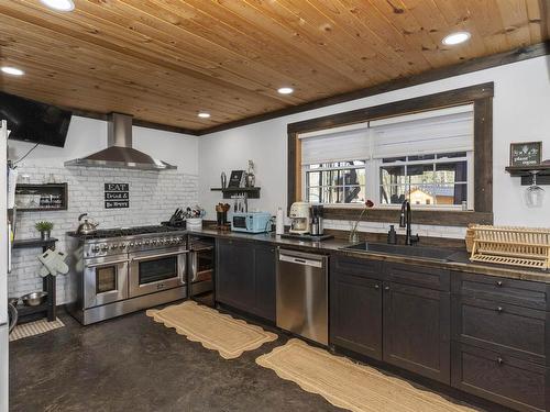 1035 Peterson Road, Gorham, ON - Indoor Photo Showing Kitchen With Upgraded Kitchen