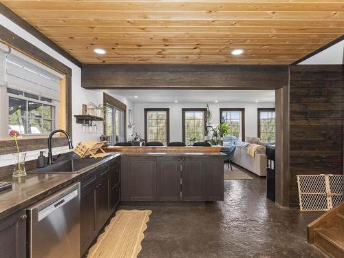 1035 Peterson Road, Gorham, ON - Indoor Photo Showing Kitchen