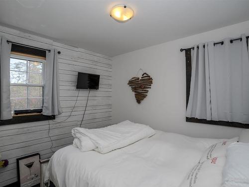 1035 Peterson Road, Gorham, ON - Indoor Photo Showing Bedroom