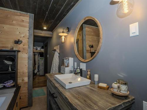 1035 Peterson Road, Gorham, ON - Indoor Photo Showing Bathroom