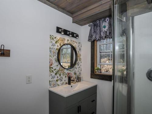 1035 Peterson Road, Gorham, ON - Indoor Photo Showing Bathroom