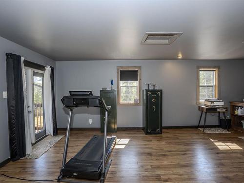 1035 Peterson Road, Gorham, ON - Indoor Photo Showing Gym Room