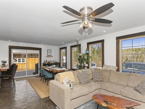 1035 Peterson Road, Gorham, ON - Indoor Photo Showing Living Room