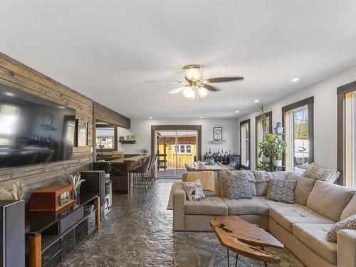 1035 Peterson Road, Gorham, ON - Indoor Photo Showing Living Room