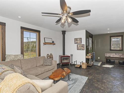 1035 Peterson Road, Gorham, ON - Indoor Photo Showing Living Room