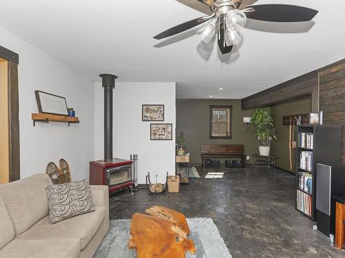 1035 Peterson Road, Gorham, ON - Indoor Photo Showing Living Room