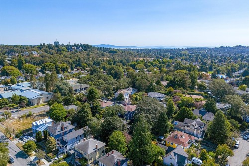 1 Briar Pl, Victoria, BC 