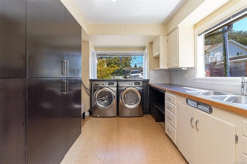 1 Briar Pl, Victoria, BC 