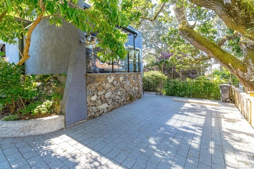 1 Briar Pl, Victoria, BC 