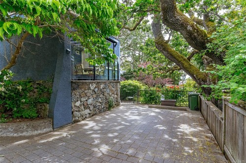 1 Briar Pl, Victoria, BC 