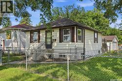806 L AVENUE N  Saskatoon, SK S7L 2R4
