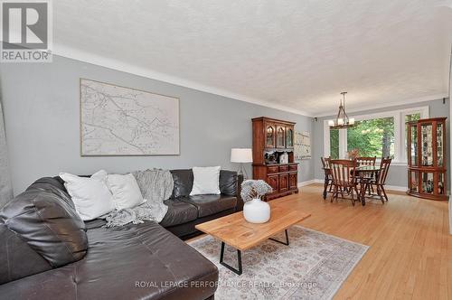 Living and dining room - 140 Begonia Avenue, Ottawa, ON 