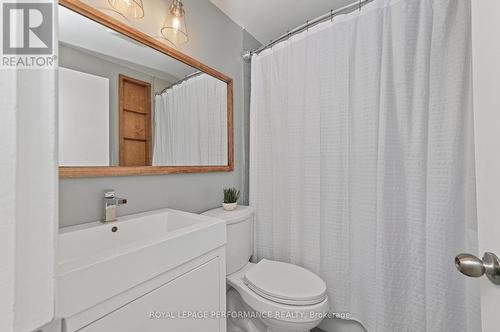 Main bathroom - 140 Begonia Avenue, Ottawa, ON 
