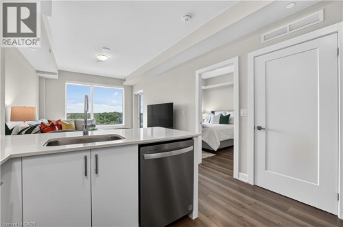 3200 William Coltson Avenue Unit# 622, Oakville, ON - Indoor Photo Showing Kitchen