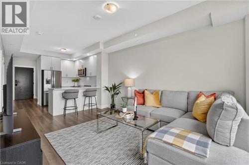 3200 William Coltson Avenue Unit# 622, Oakville, ON - Indoor Photo Showing Living Room